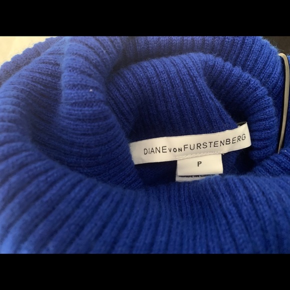 Diane VonFurstenberg cashmere turtle/cowl sweater. - Picture 4 of 5